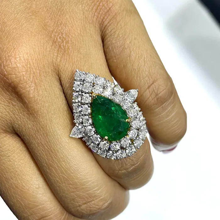 Rings Beauvince Beauvince Yana Pear Emerald Diamond Halo Ring 896 cts Emerald Diamonds in Gold