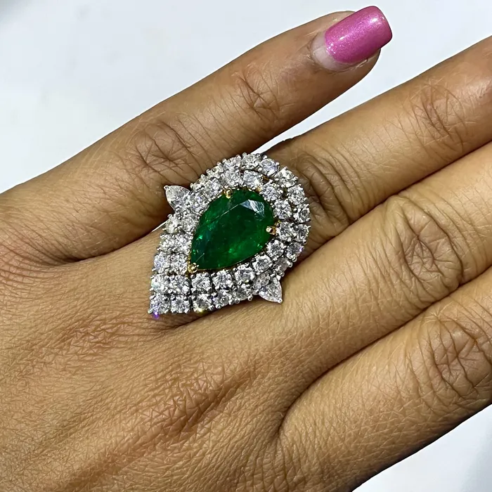Rings Beauvince Beauvince Yana Pear Emerald Diamond Halo Ring 896 cts Emerald Diamonds in Gold